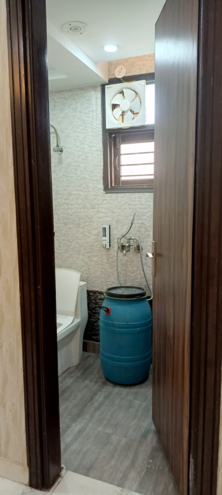 Bathroom, uttam nagar west 3 Bedroom 950 Sq.Ft. Builder Floor In Uttam Nagar West Delhi 8662620