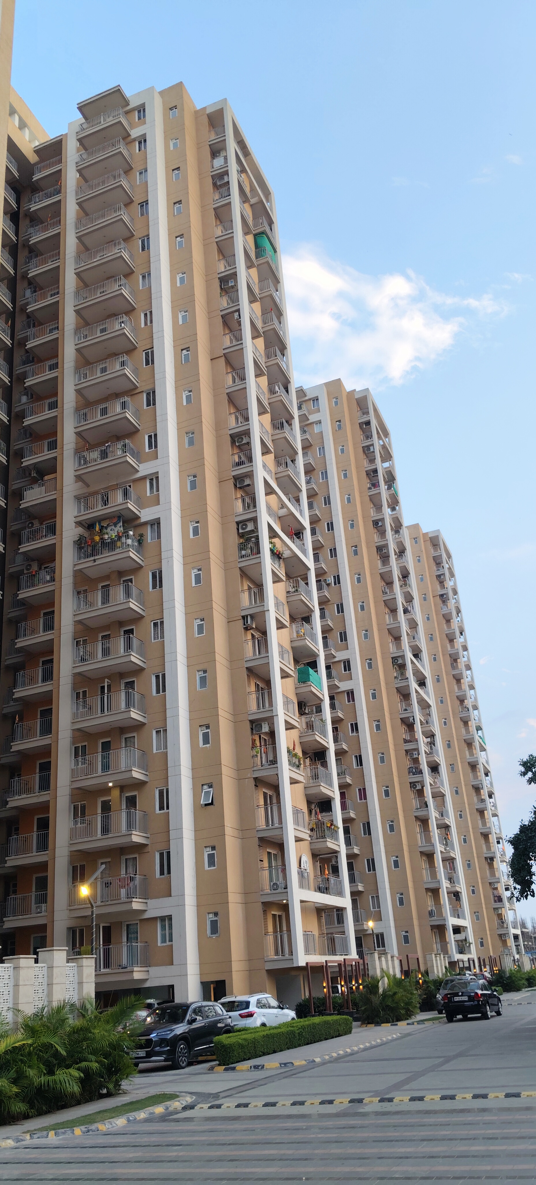 3.5 BHK + Servant Room Apartment For Rent in Rishita Manhattan