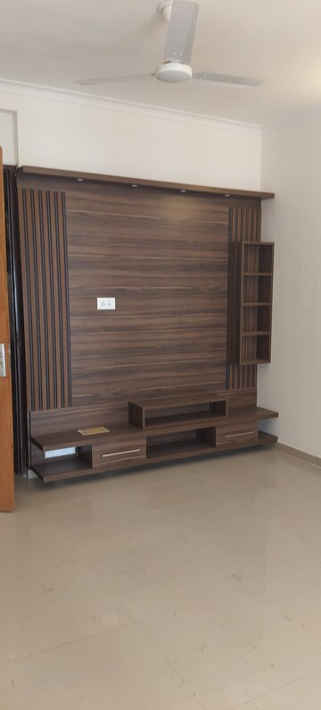 Room in 3.5 BHK Apartment at Rishita Manhattan, Gomti Nagar – for Rent