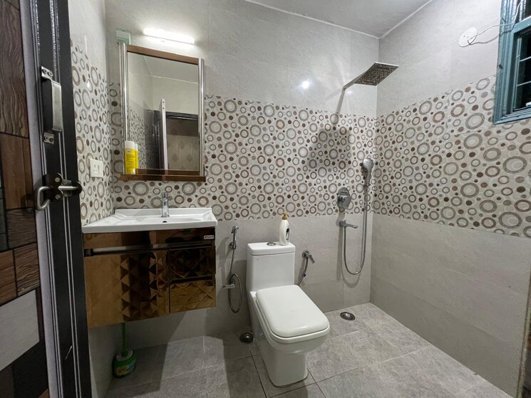 Bathroom, hong-kong-bazaar 2 Bedroom 160 Sq.Yd. Builder Floor In Sector 57 Gurgaon 8662890
