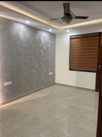 Room in 4 BHK Builder Floor at Sector 37 – for Rent