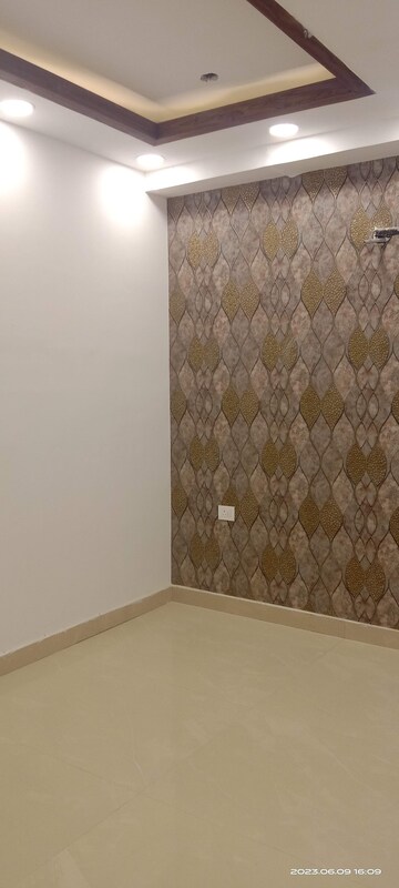 Room in 4 BHK Builder Floor at Sector 37 – for Rent