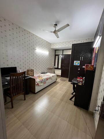 Room in 3 BHK Builder Floor at Hong Kong Bazaar, Sector 57 – for Rent