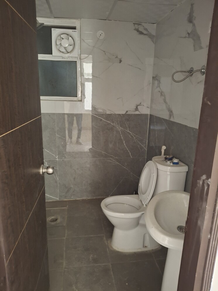 Bathroom, vasu-fortune-residency 3.5 Bedroom 1325 Sq.Ft. Apartment In Raj Nagar Extension Ghaziabad 8663076
