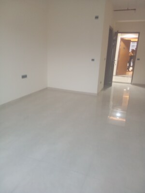 Room in 3.5 BHK Apartment at Gomti Nagar – for Sale