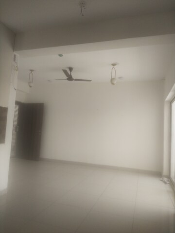 Room in 3 BHK Apartment at Panchsheel Greens, Sector 16 Greater Noida – for Rent