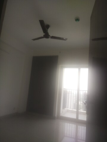 Room in 3 BHK Apartment at Panchsheel Greens, Sector 16 Greater Noida – for Rent
