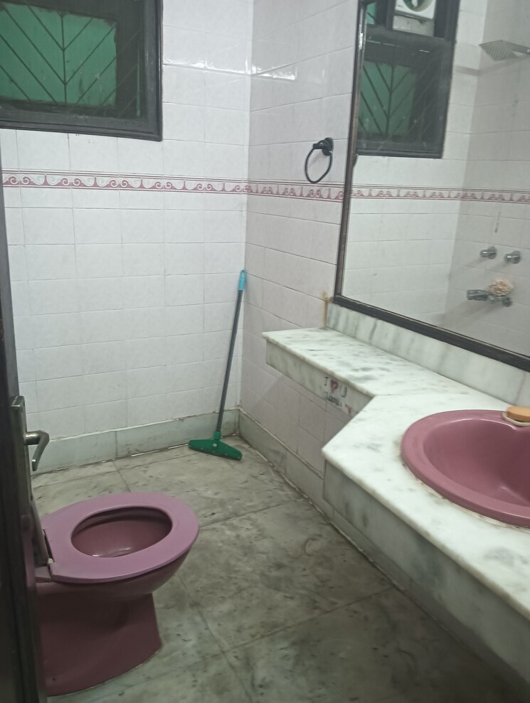 Bathroom, shivalik colony 3 Bedroom 1800 Sq.Ft. Apartment In Shivalik Colony Delhi 8663504