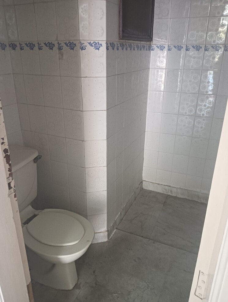 Bathroom, shivalik colony 3 Bedroom 1800 Sq.Ft. Apartment In Shivalik Colony Delhi 8663504