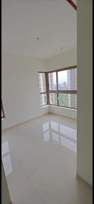 Room in 2 BHK Apartment at Kalpataru Paramount, Kapur Bawdi – for Rent