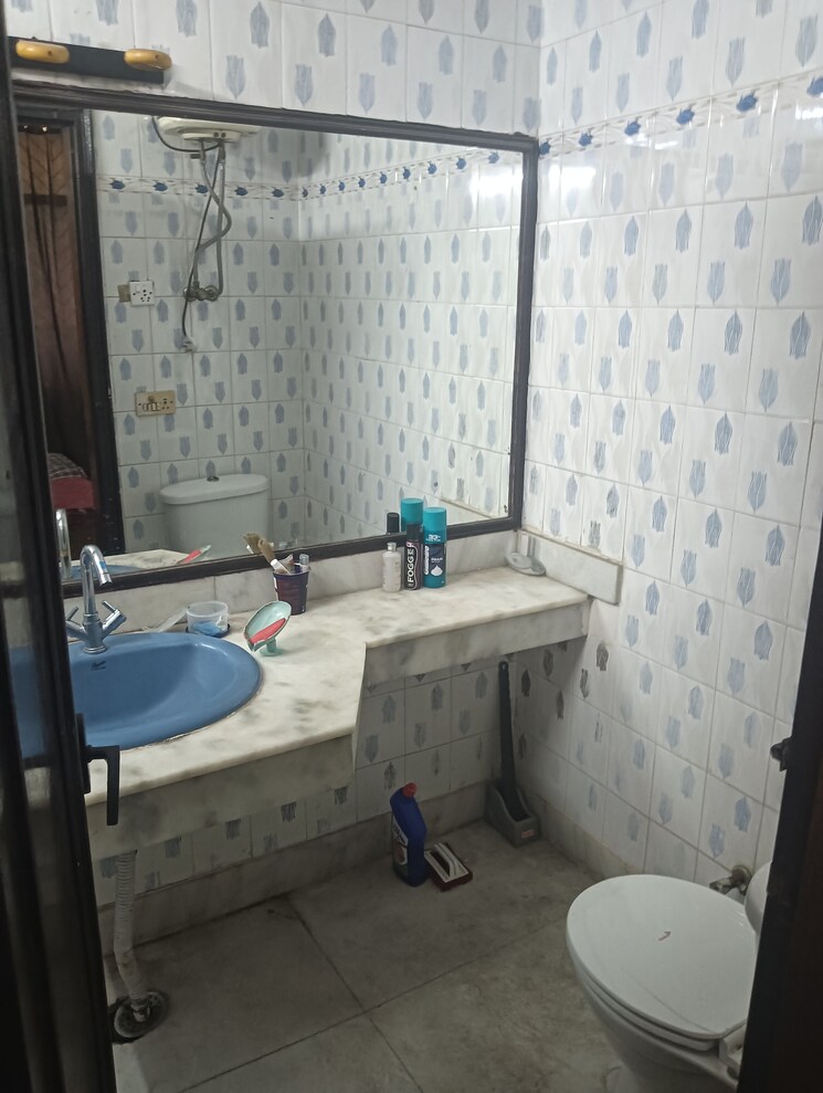 Bathroom, shivalik colony 3 Bedroom 1800 Sq.Ft. Apartment In Shivalik Colony Delhi 8663504