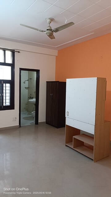 Room in 3 BHK Builder Floor at Ashoka Enclave – for Rent