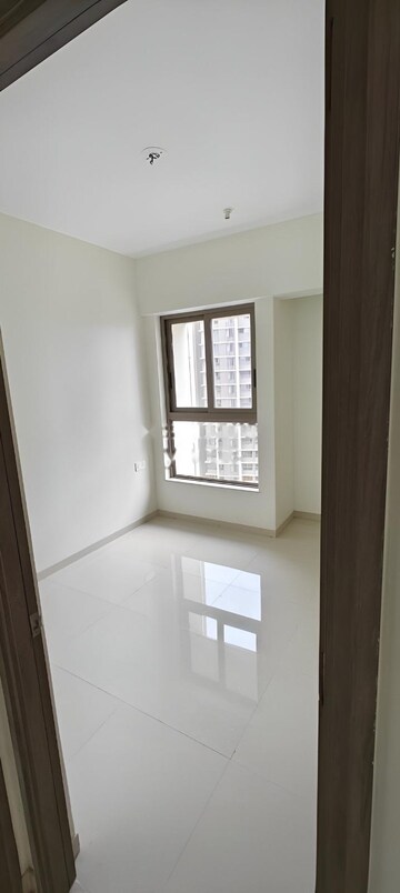 Room in 2 BHK Apartment at Kalpataru Paramount, Kapur Bawdi – for Rent