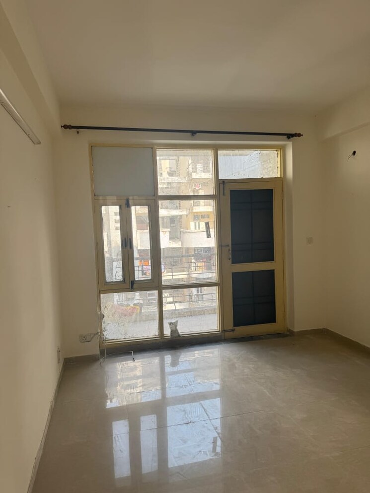 Room, puri-vip-floors 3 Bedroom 2700 Sq.Ft. Apartment In Sector 81 Faridabad 8663477