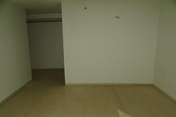 Room in 3 BHK Apartment at Oberoi Realty Esquire, Goregaon East – for Sale