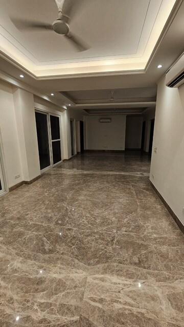 Room in 4 BHK Apartment at Green Park – for Rent
