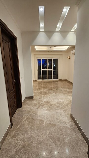 Room in 4 BHK Apartment at Green Park – for Rent