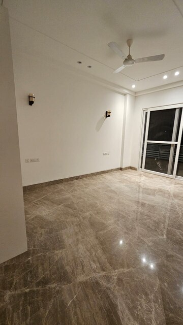 Room in 4 BHK Apartment at Green Park – for Rent