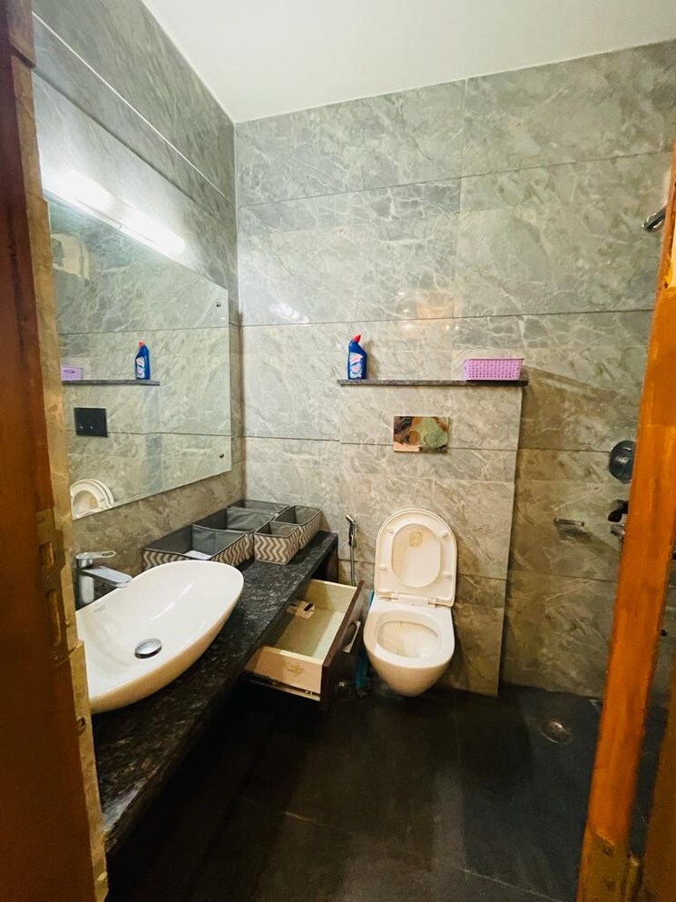 Bathroom, ardee-city 4 Bedroom 4500 Sq.Ft. Apartment In Sector 52 Gurgaon 8663850