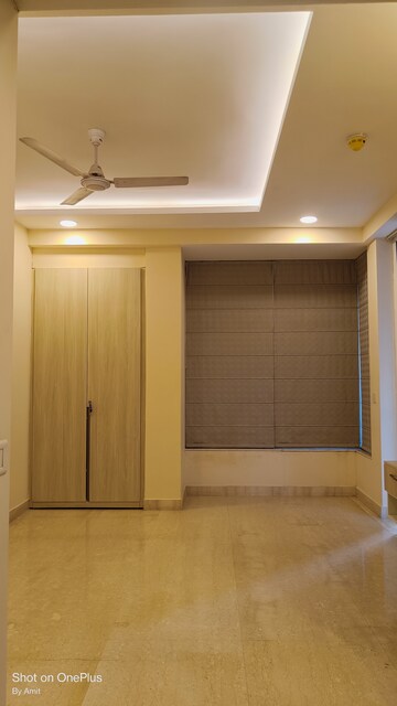 Room in 4 BHK Apartment at Ambience Tiverton, Sector 50 – for Rent