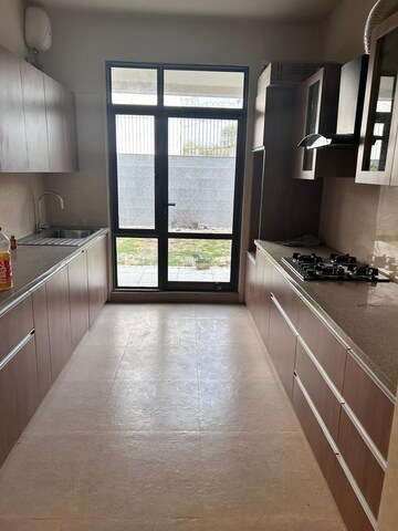 Room in 3 BHK Apartment at Pioneer Park Phase 1, Sector 61 – for Rent