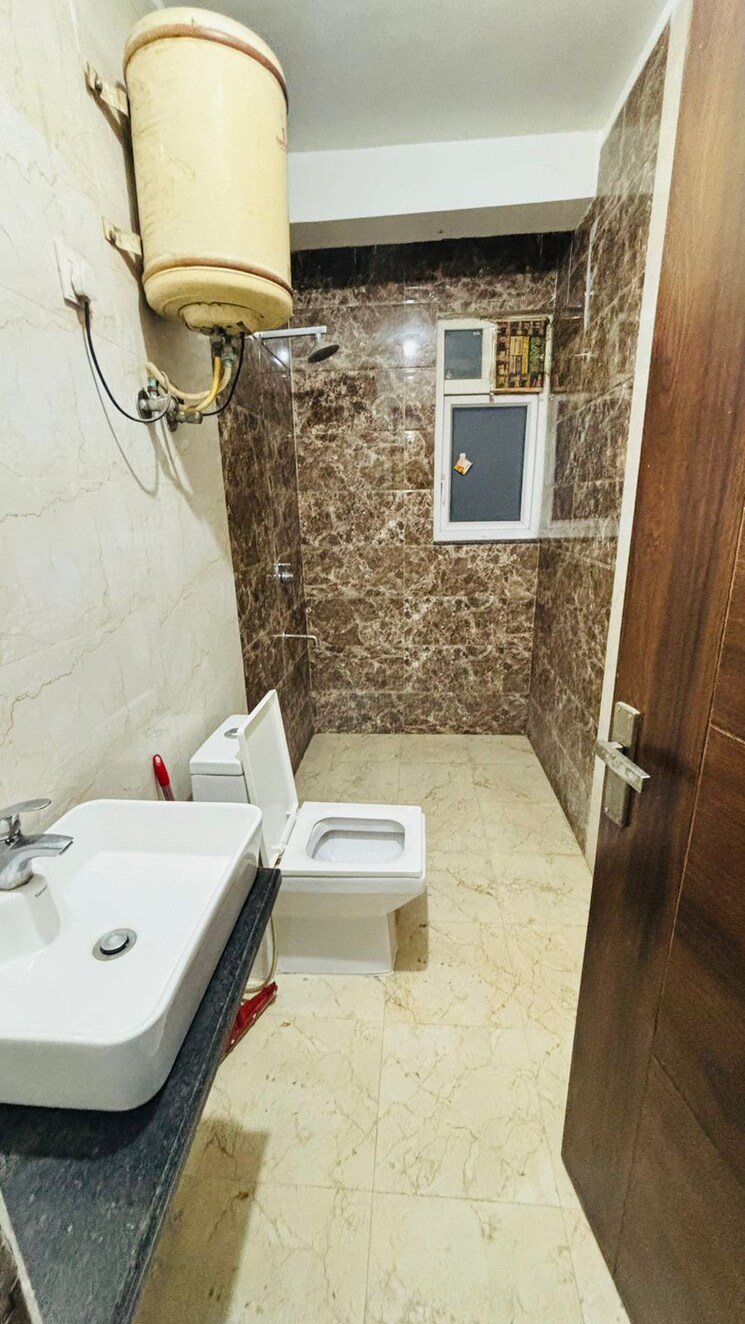 Bathroom, dlf-city-phase-iv 2 Bedroom 1500 Sq.Ft. Apartment In Dlf Phase iv Gurgaon 8663936
