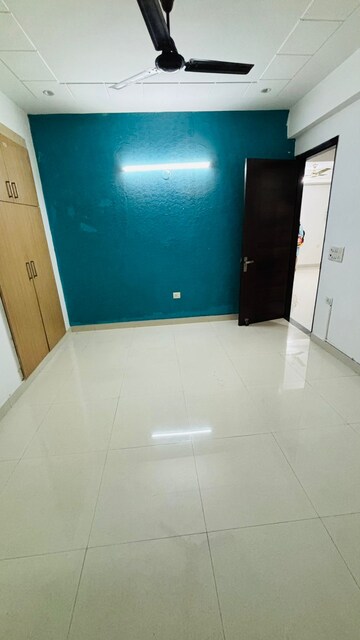 Furnished Amenities in 2 BHK Apartment at DLF City Phase IV, Dlf Phase iv – for Rent