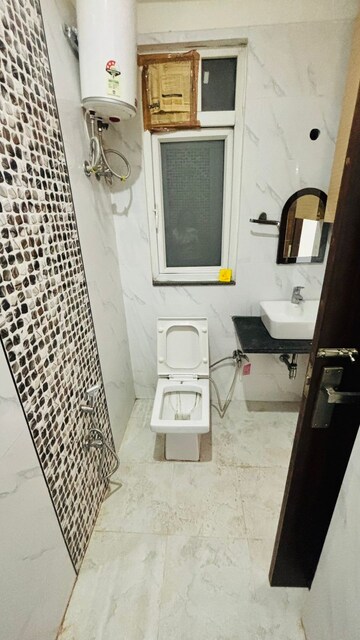 Bathroom in 2 BHK Apartment at DLF City Phase IV, Dlf Phase iv – for Rent