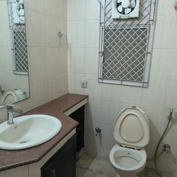 Bathroom in 4 BHK Apartment at DLF Oakwood Estate, Dlf Phase ii – for Rent