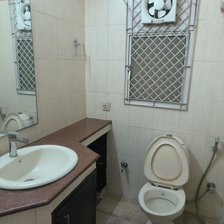 Bathroom, dlf-oakwood-estate 4 Bedroom 1767 Sq.Ft. Apartment In Dlf Phase ii Gurgaon 8663971