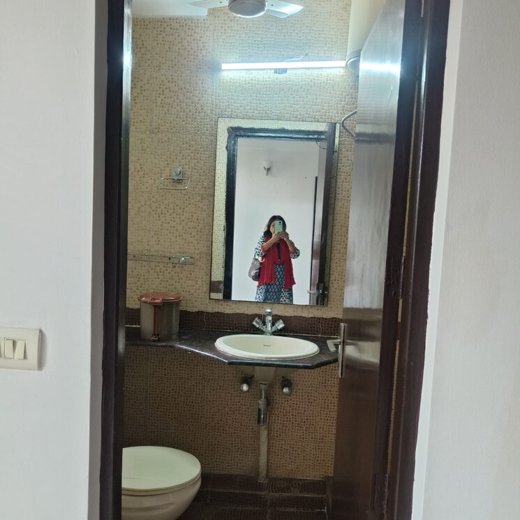 Bathroom, dlf-oakwood-estate 4 Bedroom 1767 Sq.Ft. Apartment In Dlf Phase ii Gurgaon 8663971