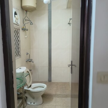 Bathroom in 4 BHK Apartment at DLF Oakwood Estate, Dlf Phase ii – for Rent