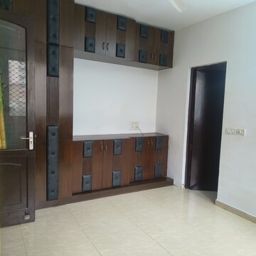 Room in 4 BHK Apartment at DLF Oakwood Estate, Dlf Phase ii – for Rent