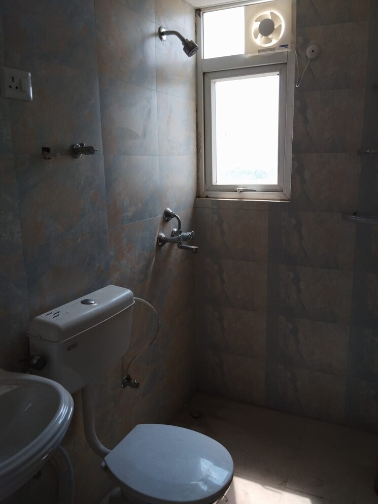 Bathroom, signature-the-serenas 2 Bedroom 614 Sq.Ft. Apartment In Sohna Sector 36 Gurgaon 8664053