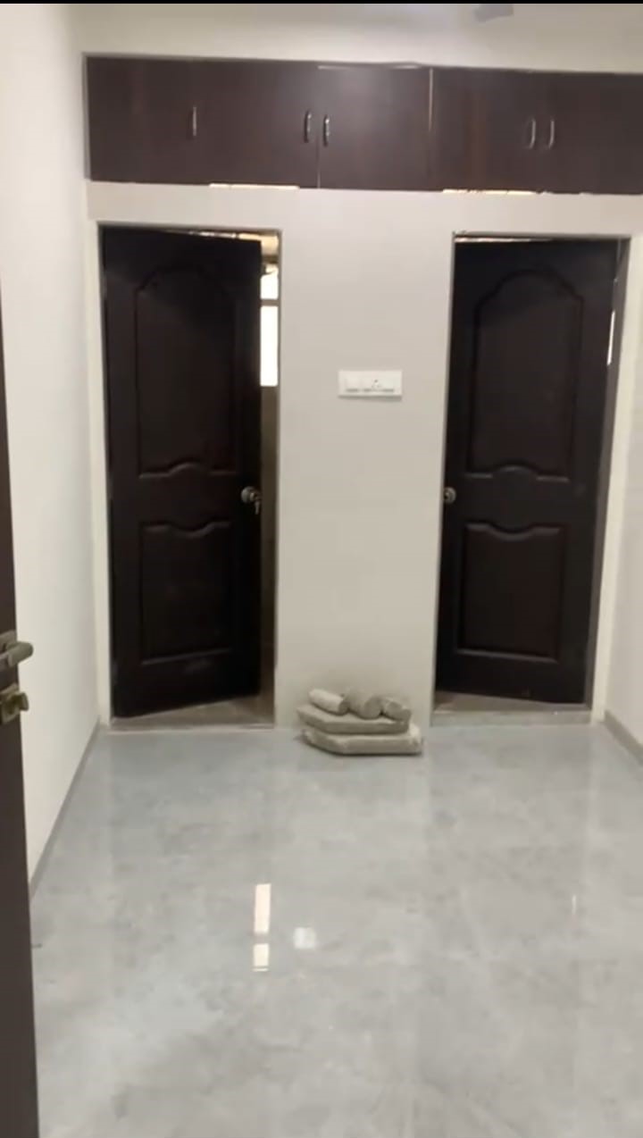 2.5 BHK Apartment For Sale in Shalaka Apartment