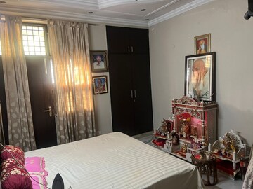 Bedroom in 3 BHK Builder Floor at Sector 40 – for Rent