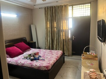 Bedroom in 3 BHK Builder Floor at Sector 40 – for Rent