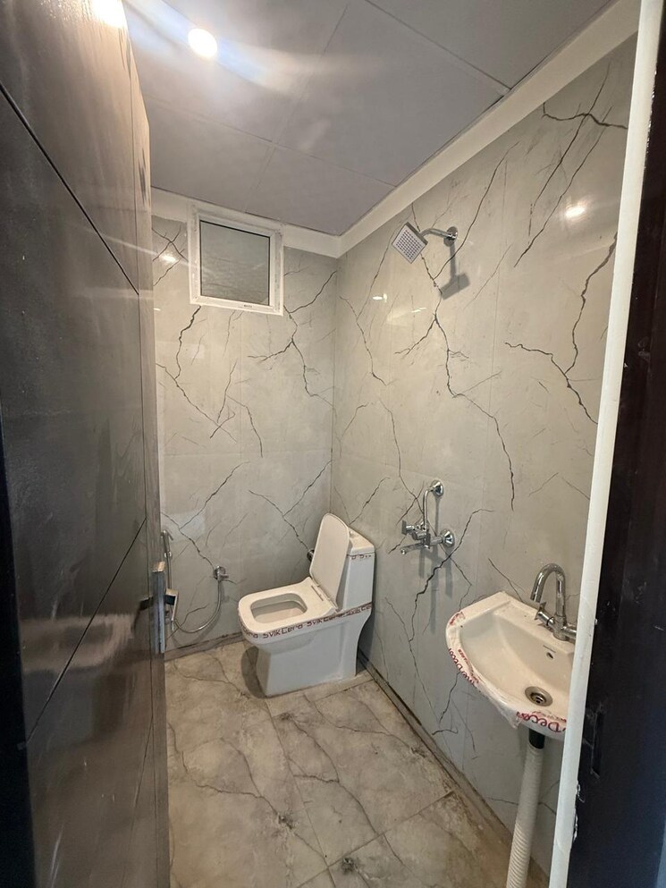 Bathroom, sector 73 3 Bedroom 1500 Sq.Ft. Apartment In Sector 73 Noida 8664128