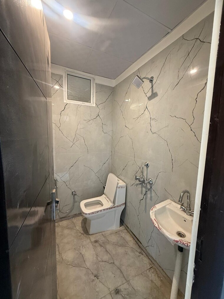 Bathroom, sector 73 3 Bedroom 1500 Sq.Ft. Apartment In Sector 73 Noida 8664128
