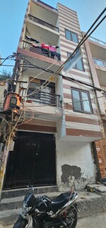 4 BHK + Extra Room 60 Sq.Yd. Independent House in Platinum Est