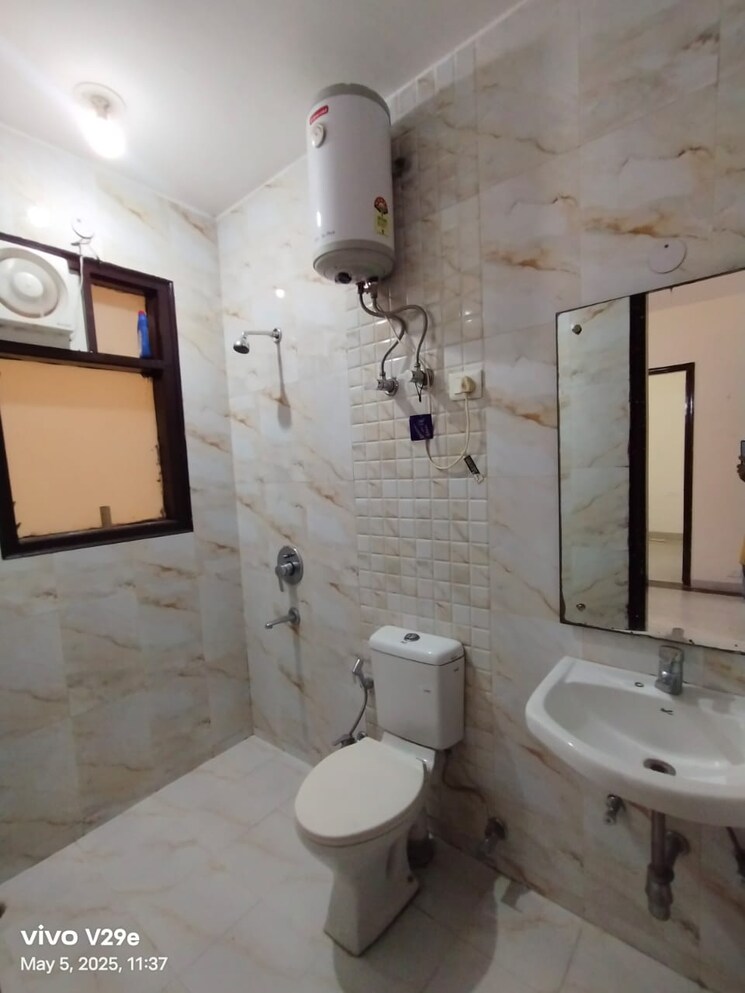 Bathroom, sushant-lok-3 3 Bedroom 240 Sq.Yd. Builder Floor In Sector 57 Gurgaon 8664258