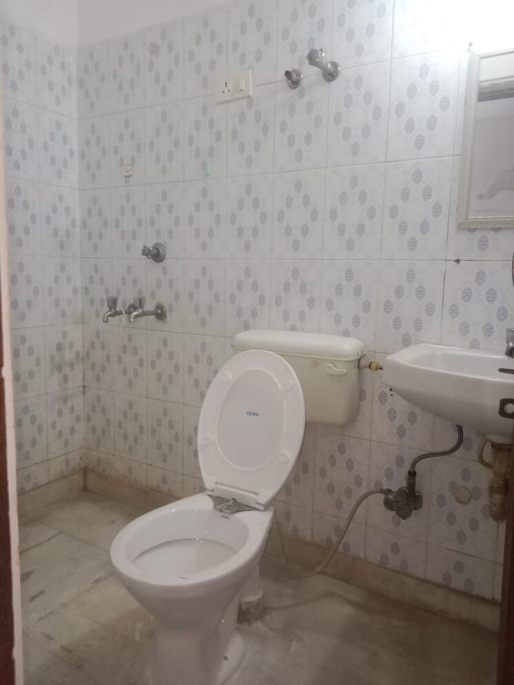 Bathroom, rwa-qutab-enclave 1 Bedroom 450 Sq.Ft. Apartment In Katwaria Sarai Delhi 8664471
