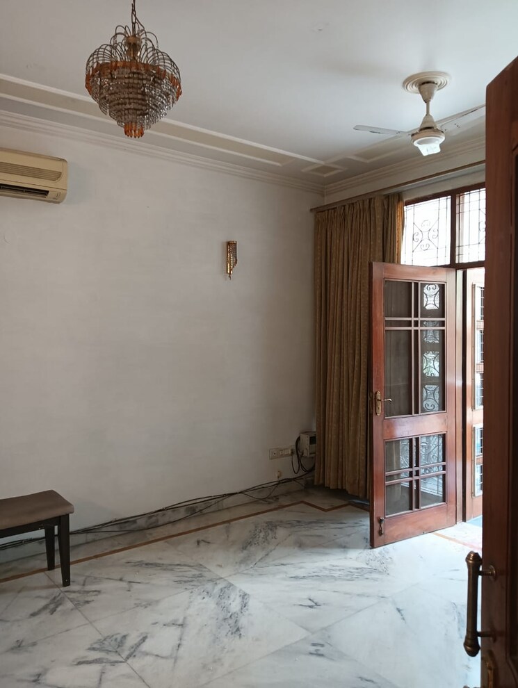 Room, sant nagar 6+ Bedroom 266 Sq.Yd. Independent House In Sant Nagar Delhi 8664594