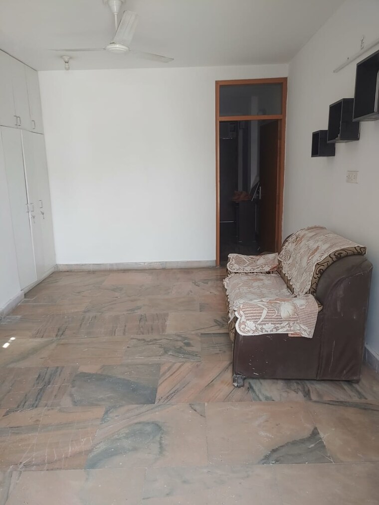 Living Room, sant nagar 6+ Bedroom 266 Sq.Yd. Independent House In Sant Nagar Delhi 8664594