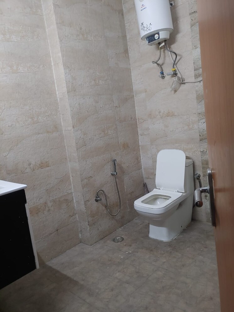 Bathroom, sant nagar 6+ Bedroom 266 Sq.Yd. Independent House In Sant Nagar Delhi 8664594