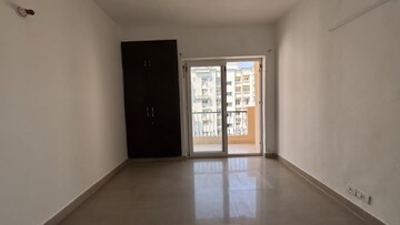 Room in 2.5 BHK Apartment at Geotech Pristine Avenue, Sector 16c Greater Noida – for Rent