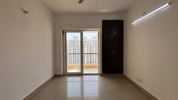 Room in 2.5 BHK Apartment at Geotech Pristine Avenue, Sector 16c Greater Noida – for Rent