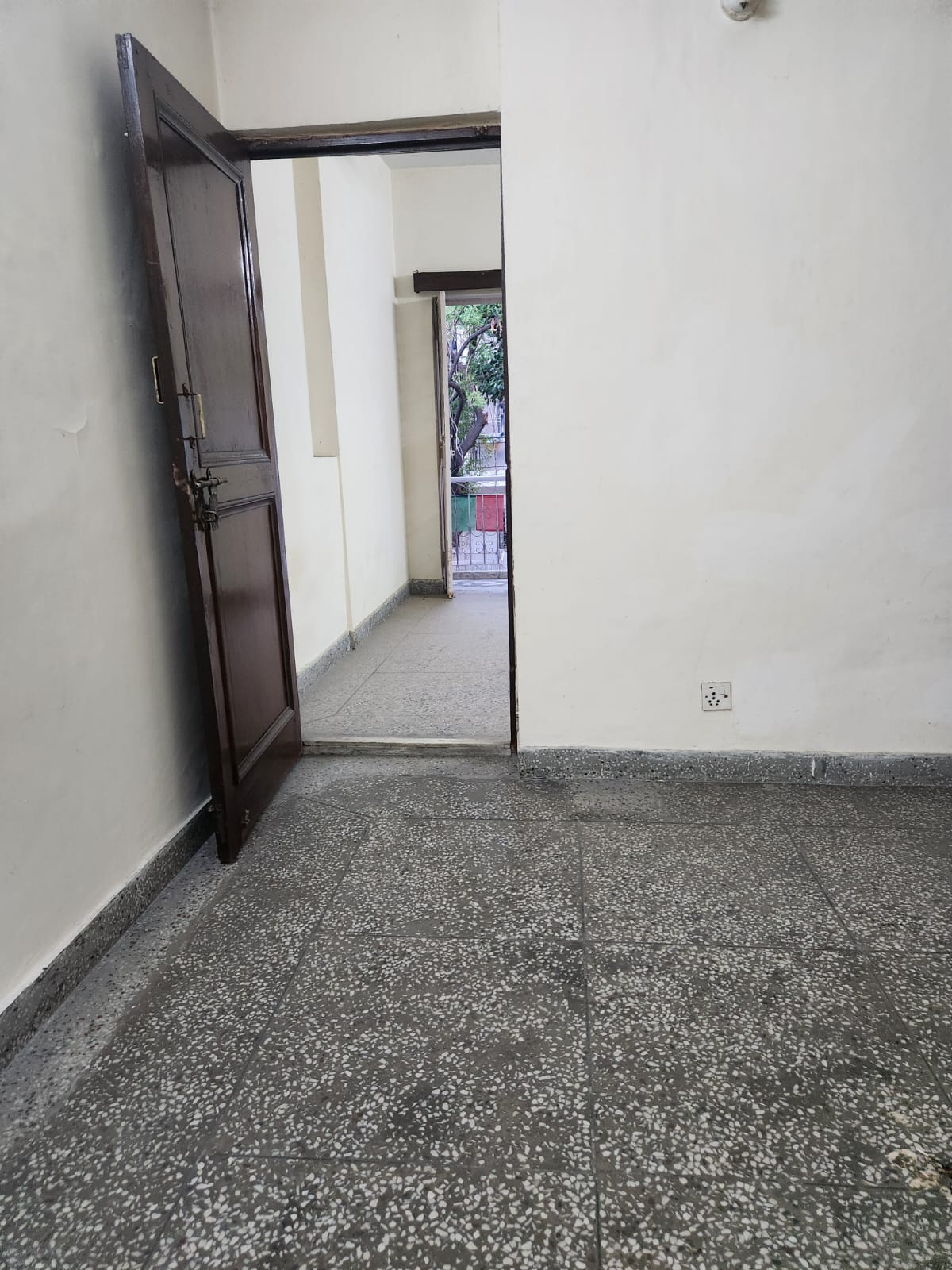 1 BHK Apartment For Rent in RWA Qutab Enclave