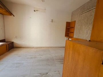 Room in 3.5 BHK Apartment at Model Colony – for Rent
