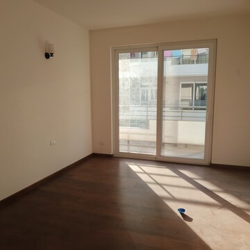 Room in 4 BHK Apartment at DLF Alameda Independent Floors, Sector 73 – for Rent